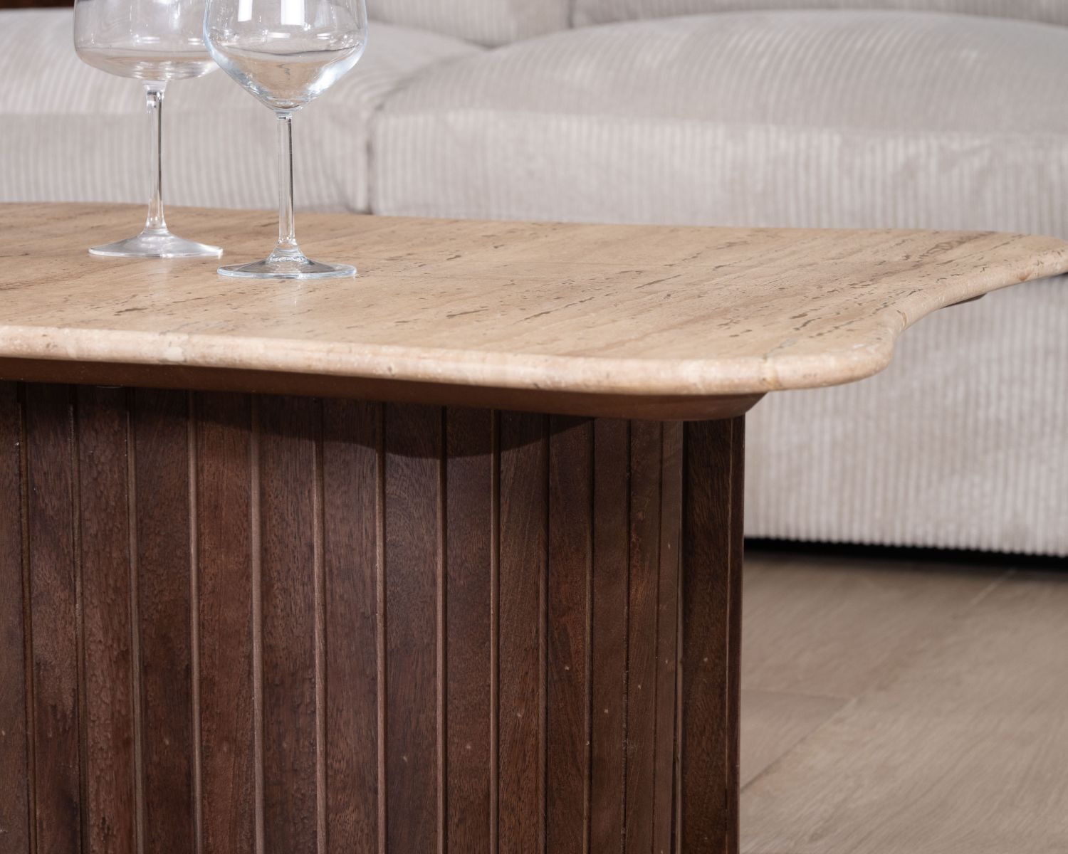 Table basse design en travertin et manguier "Archipel" avec pieds en demi-sphères