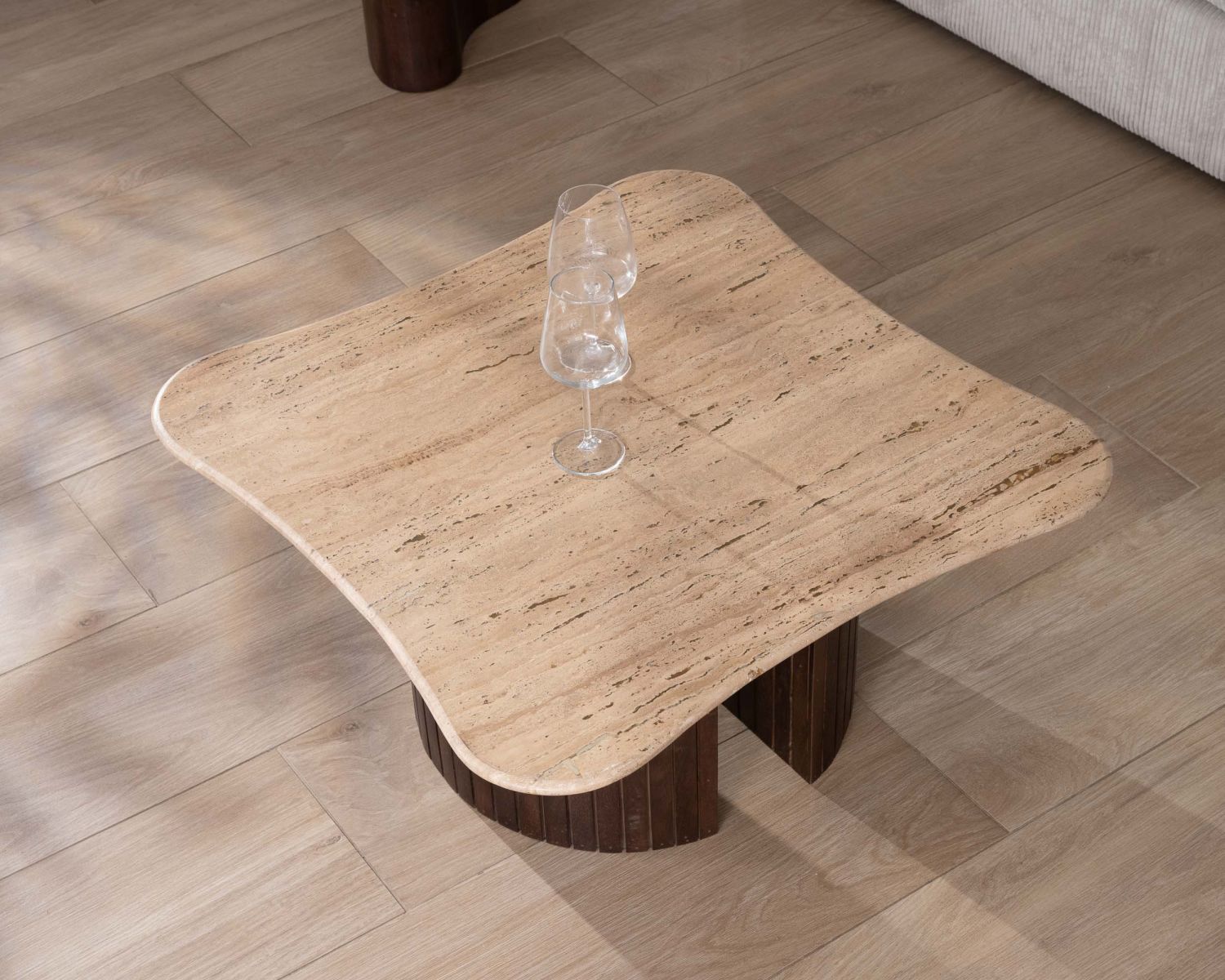 Table basse design en travertin et manguier "Archipel" avec pieds en demi-sphères