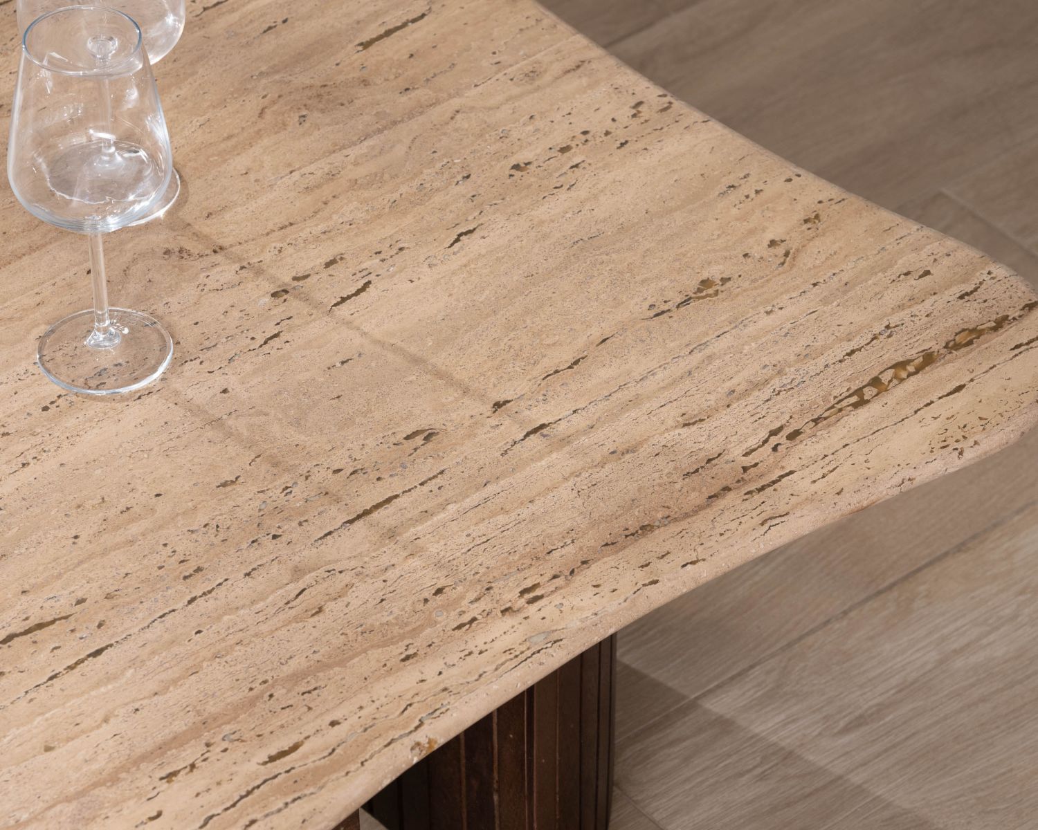 Table basse design en travertin et manguier "Archipel" avec pieds en demi-sphères