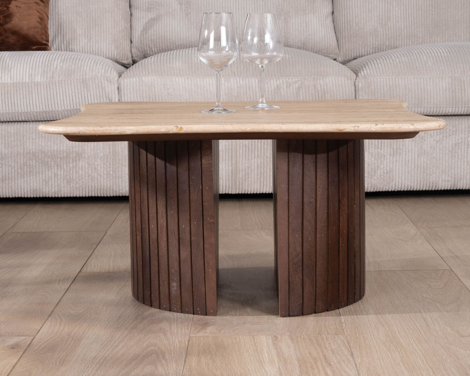 Table basse design en travertin et manguier "Archipel" avec pieds en demi-sphères