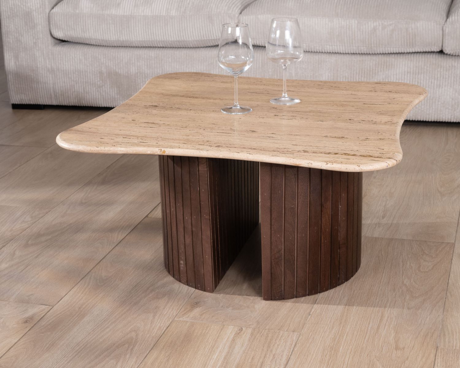Table basse design en travertin et manguier "Archipel" avec pieds en demi-sphères
