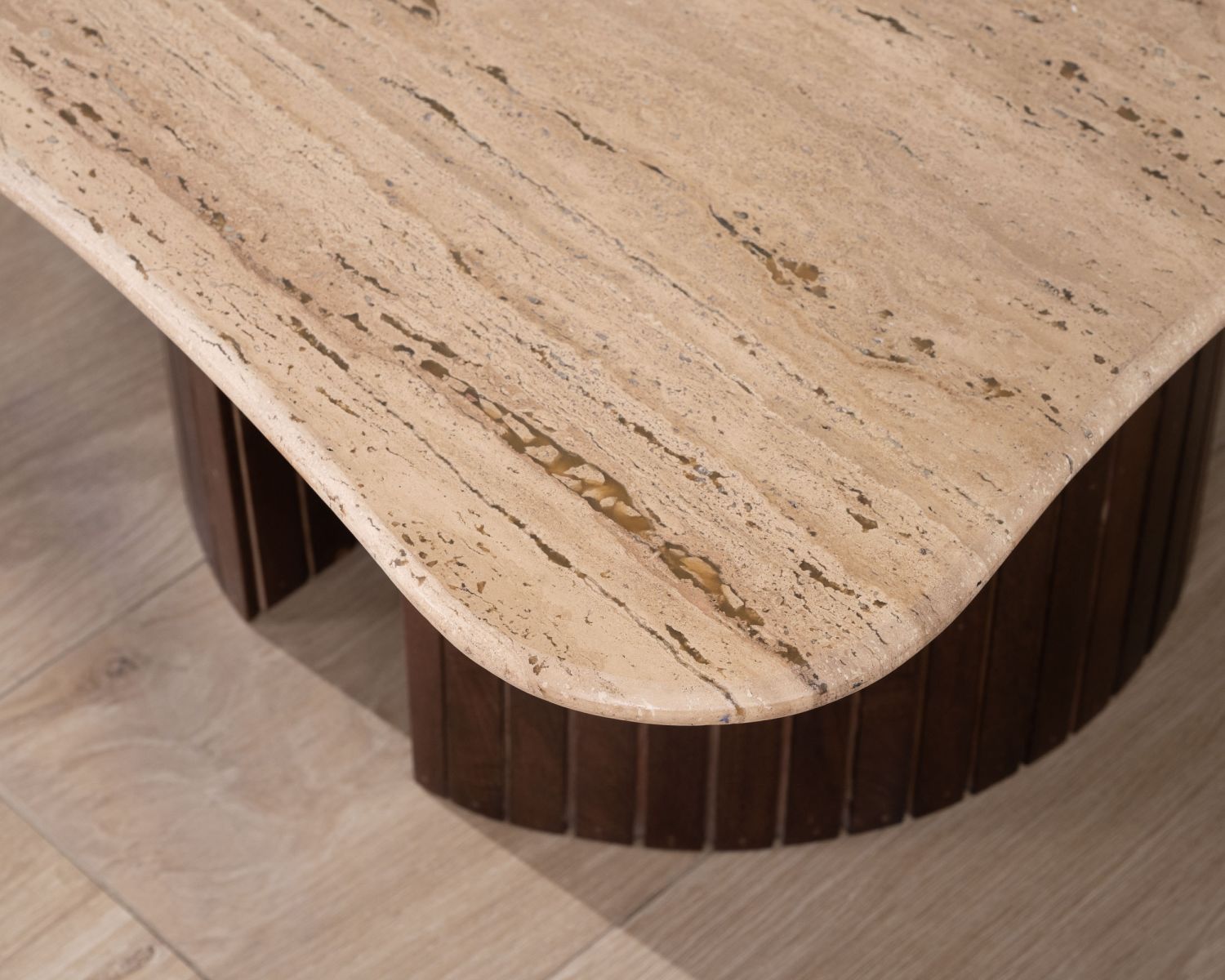 Table basse design en travertin et manguier "Archipel" avec pieds en demi-sphères