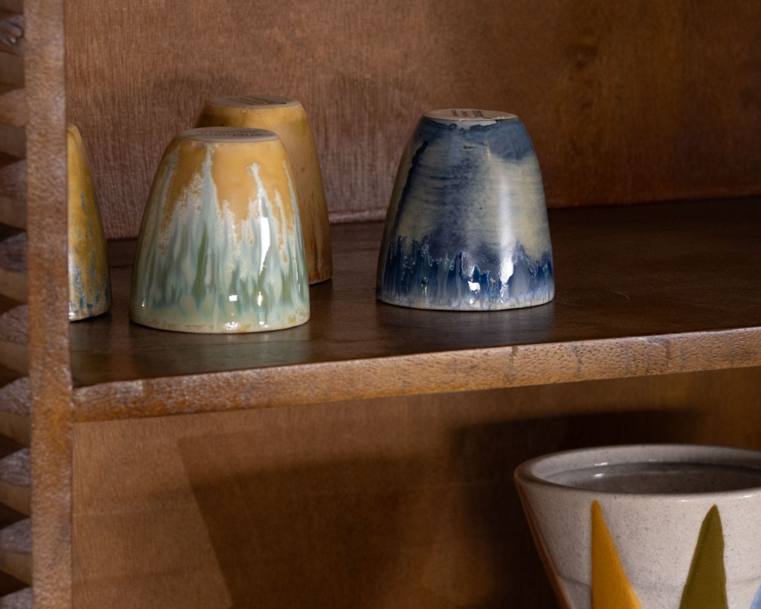 Argentier style rétro en teck et manguier foncé "Sheffield"