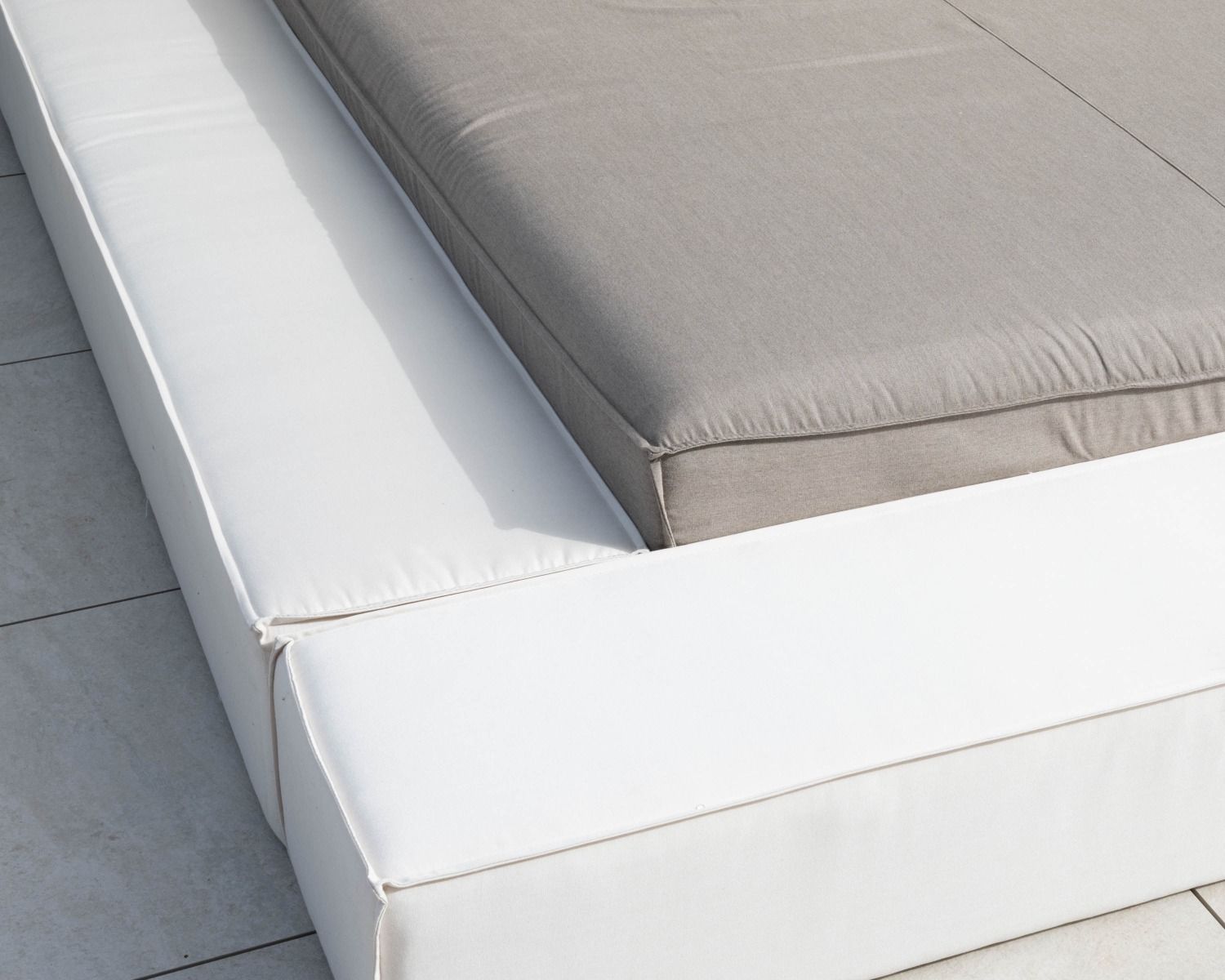 Lit de jardin double tissu Sunbrella taupe et blanc avec parasol "Saint Tropez"