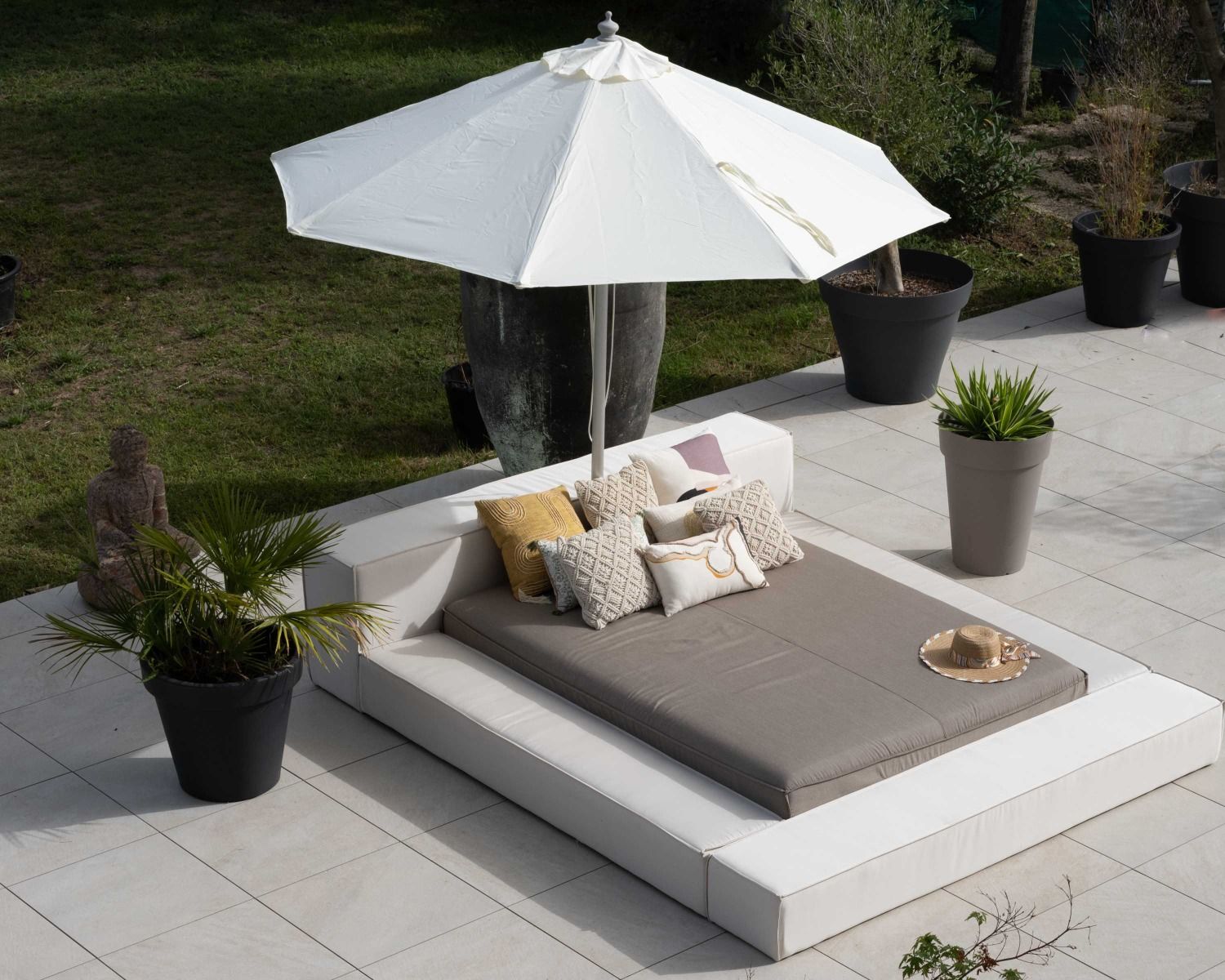 Lit de jardin double tissu Sunbrella taupe et blanc avec parasol "Saint Tropez"