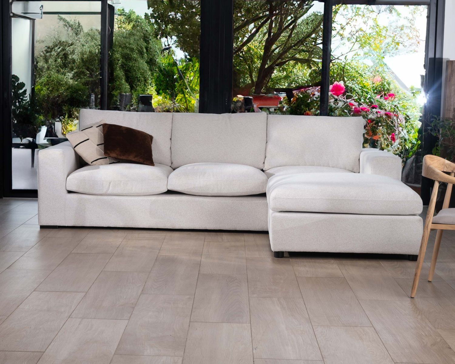 Canapé 3 places avec pouf ottoman carré en tissu doux et bouclé blanc chiné "Tuléar"