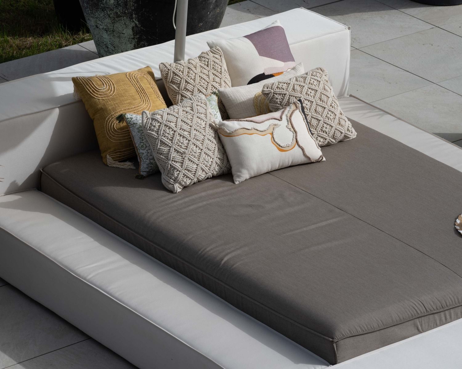 Lit de jardin double tissu Sunbrella taupe et blanc avec parasol "Saint Tropez"