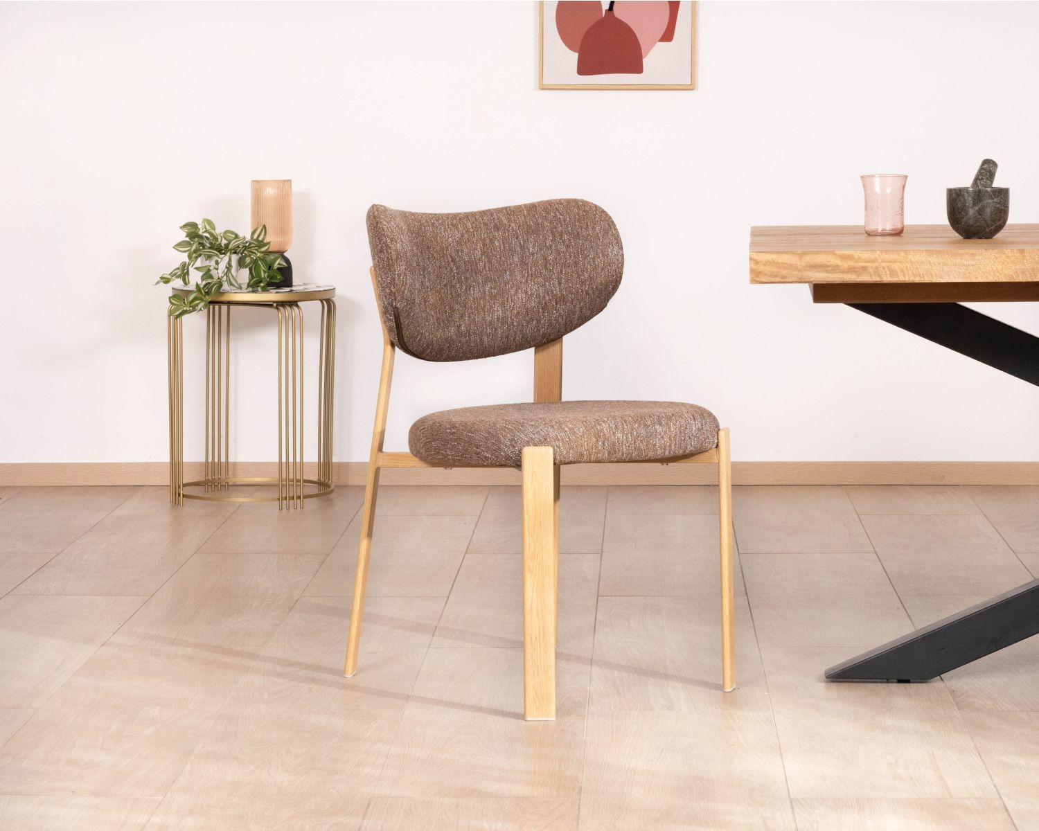 Lot de 2 chaises de repas empilables design et chaleureuses "Staccato" tissu tramé marron et pieds aspect chêne