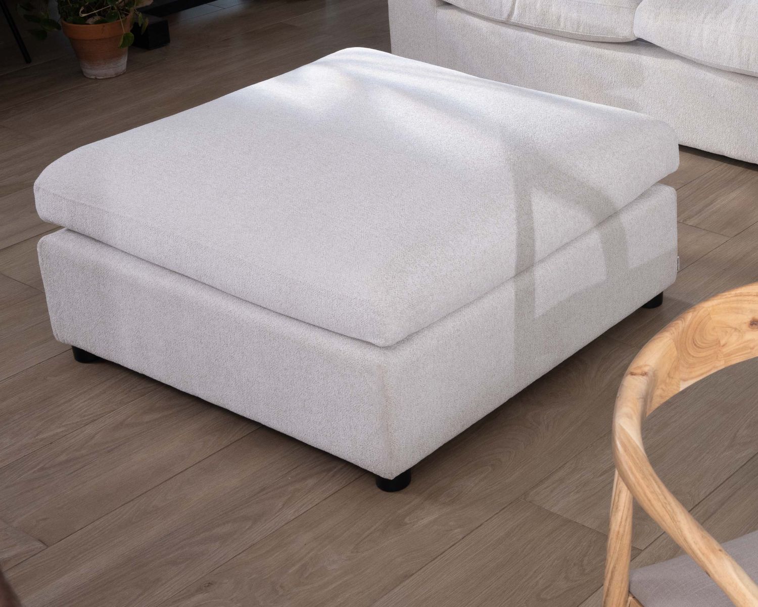 Canapé 3 places avec pouf ottoman carré en tissu doux et bouclé blanc chiné "Tuléar"