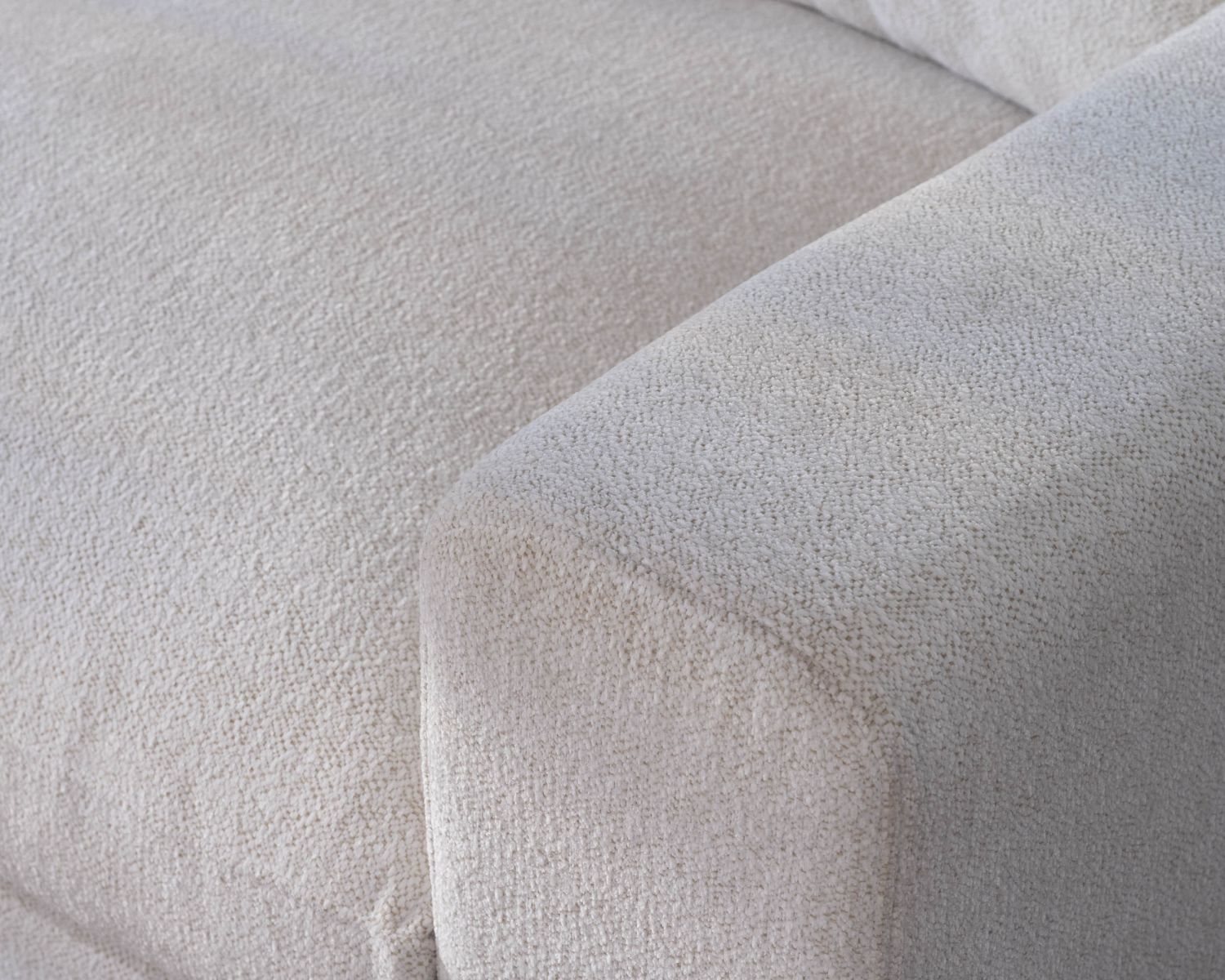 Canapé 3 places avec pouf ottoman carré en tissu doux et bouclé blanc chiné "Tuléar"