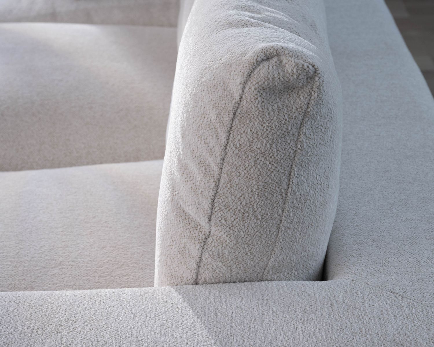 Canapé 3 places avec pouf ottoman carré en tissu doux et bouclé blanc chiné "Tuléar"