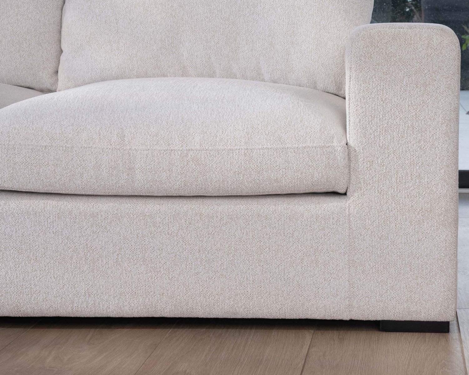 Canapé 3 places avec pouf ottoman carré en tissu doux et bouclé blanc chiné "Tuléar"