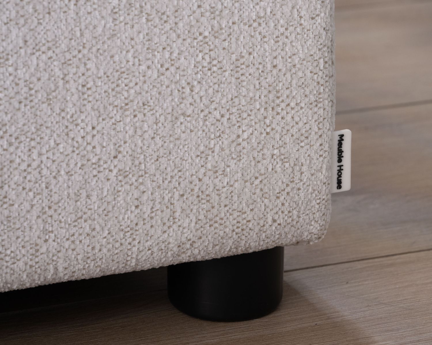 Canapé 3 places avec pouf ottoman carré en tissu doux et bouclé blanc chiné "Tuléar"