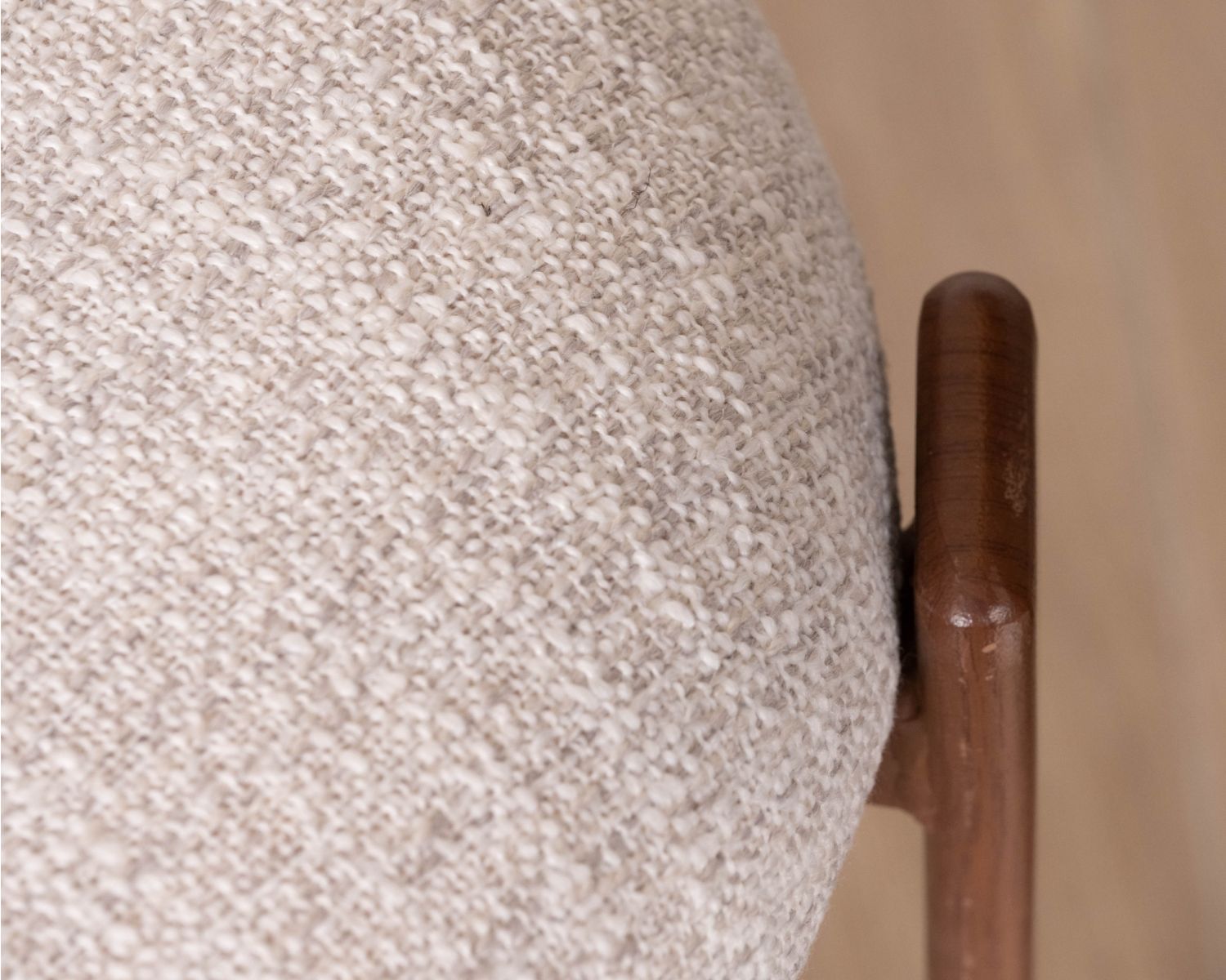 Lot de 2 chaises de repas empilables esprit rétro en tissu tramé blanc "Staccato" pieds aspect bois foncé