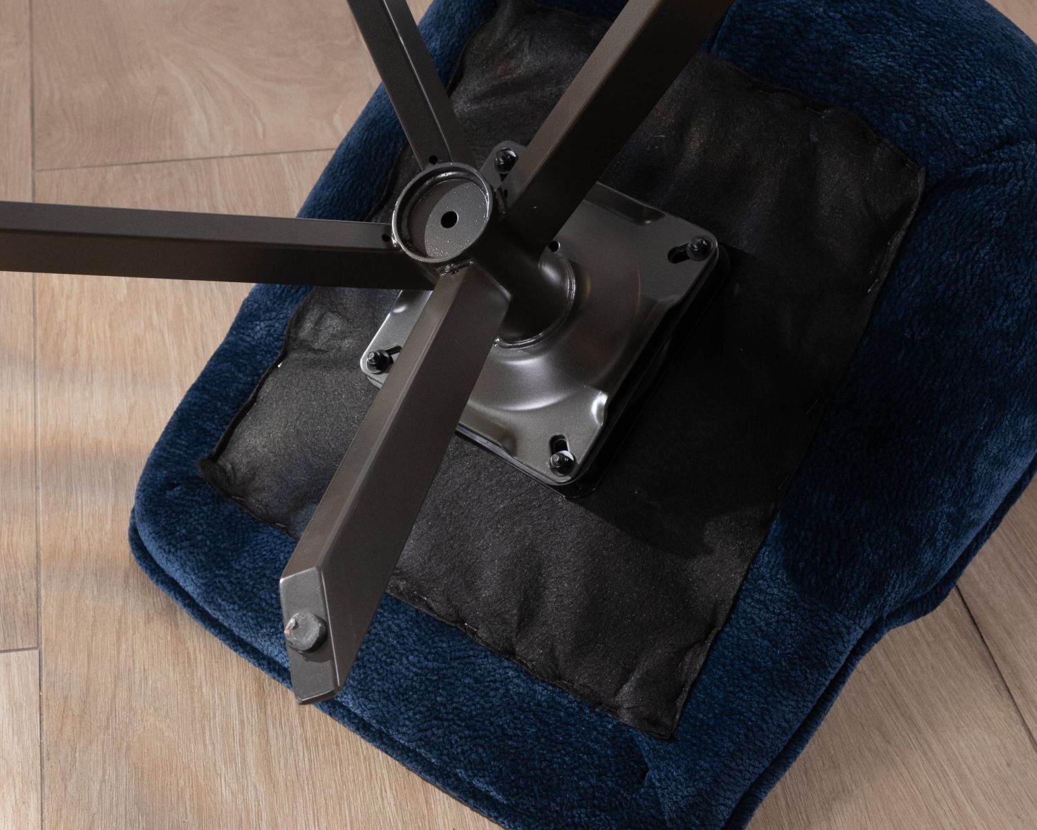 Lot de 2 chaises en tissu vert sur pied rotatif en métal "Biorg" style rétro