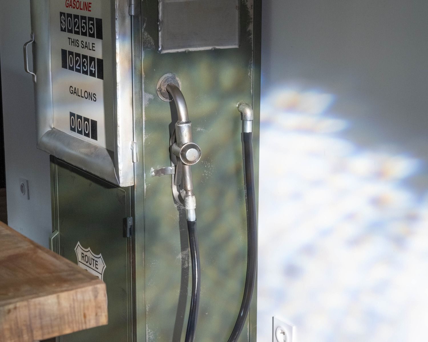 Bar original pompe à essence métal kaki style récup "Crazy"