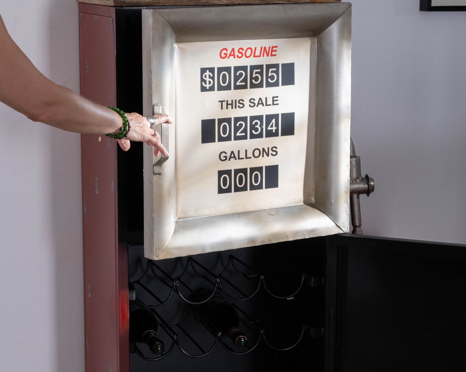 Meuble bar esprit récup route 66 pompe à essence métal rouge "Crazy"