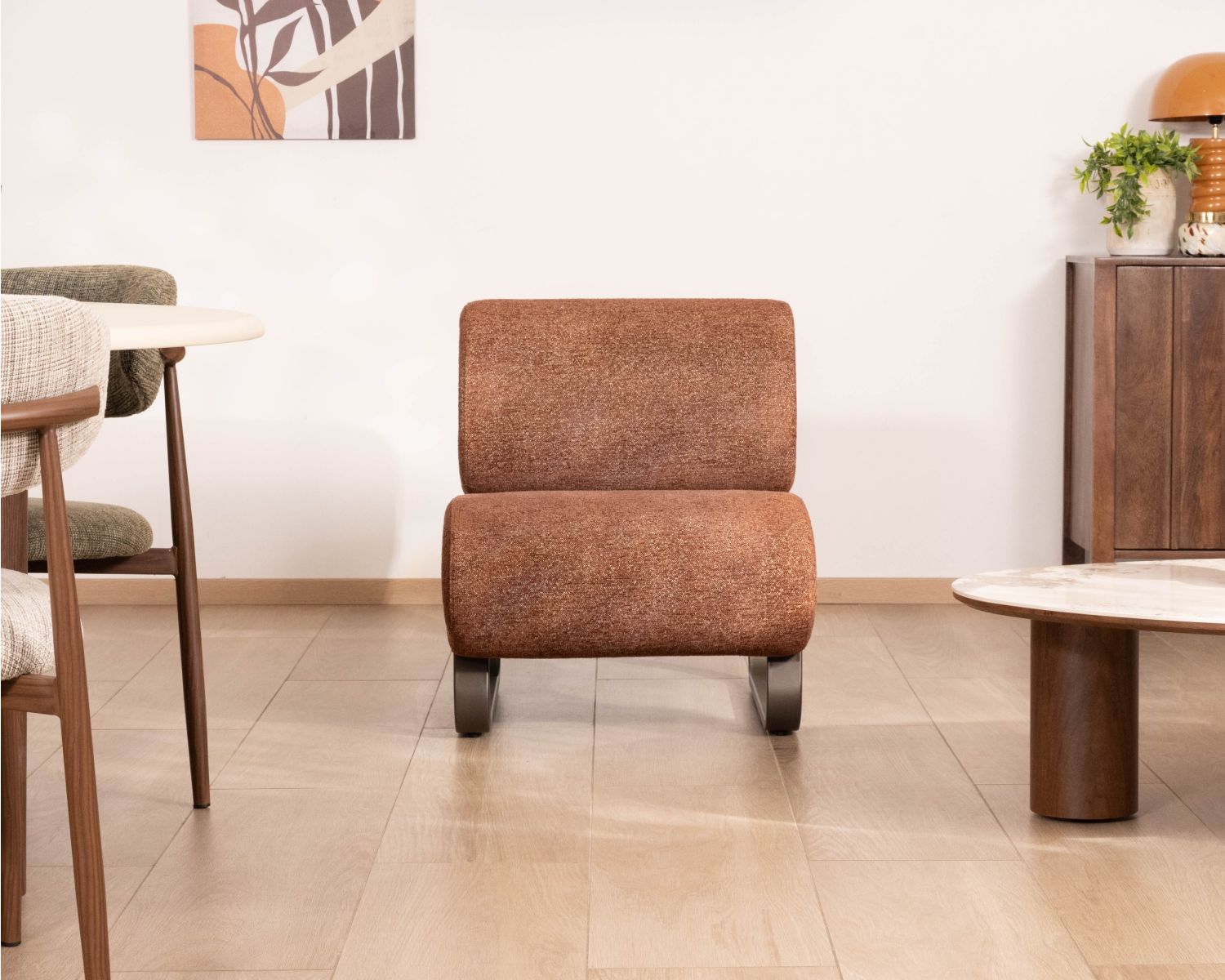 Fauteuil design rétro terracotta "Luno" en tissu bouclette et structure métal bronze