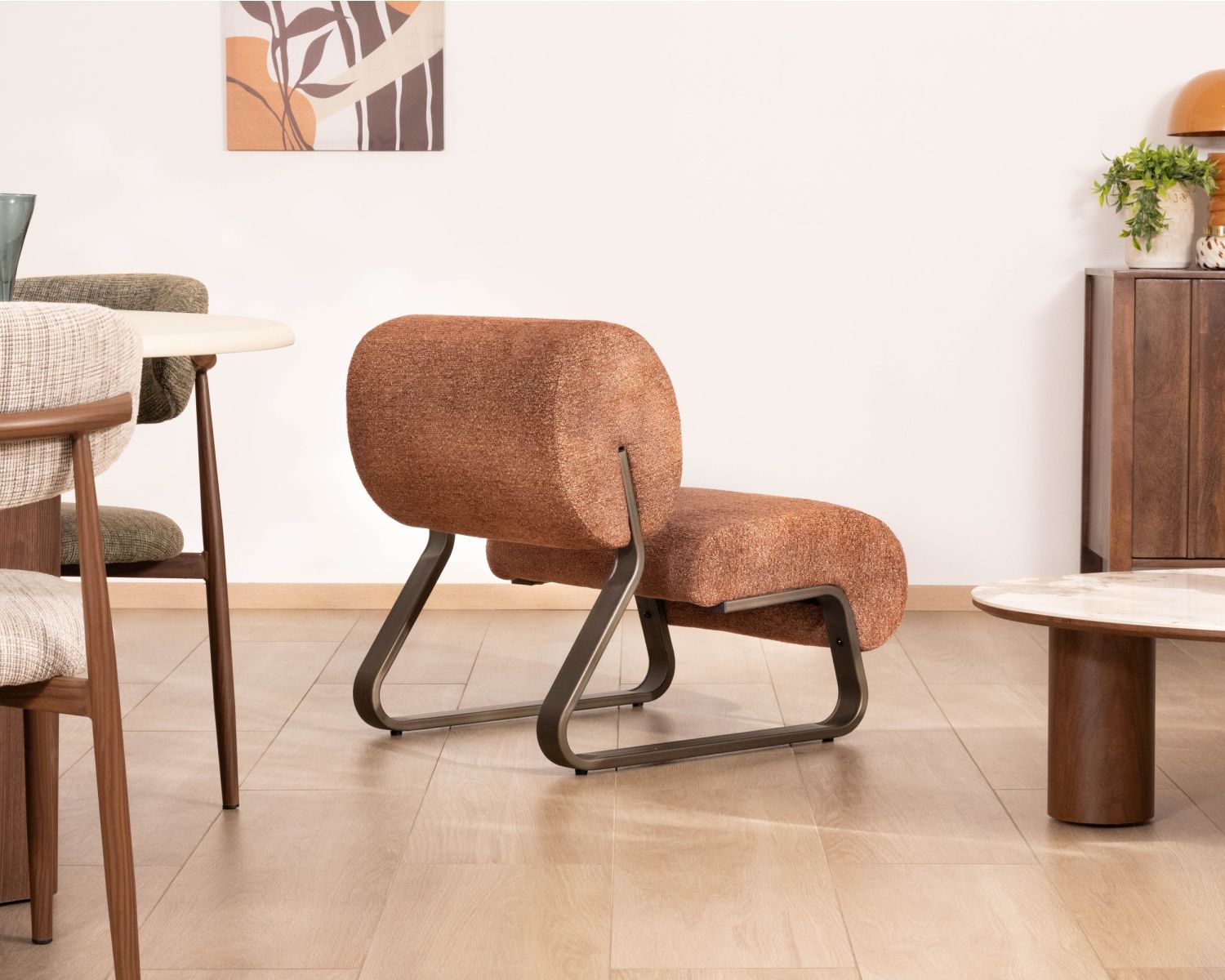 Fauteuil design rétro terracotta "Luno" en tissu bouclette et structure métal bronze