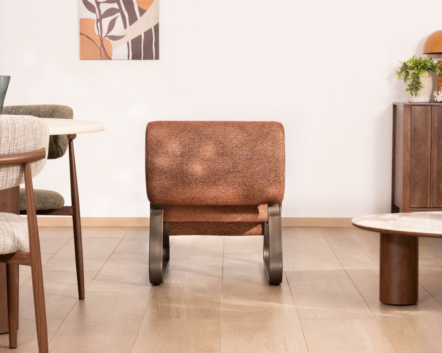 Fauteuil design rétro terracotta "Luno" en tissu bouclette et structure métal bronze