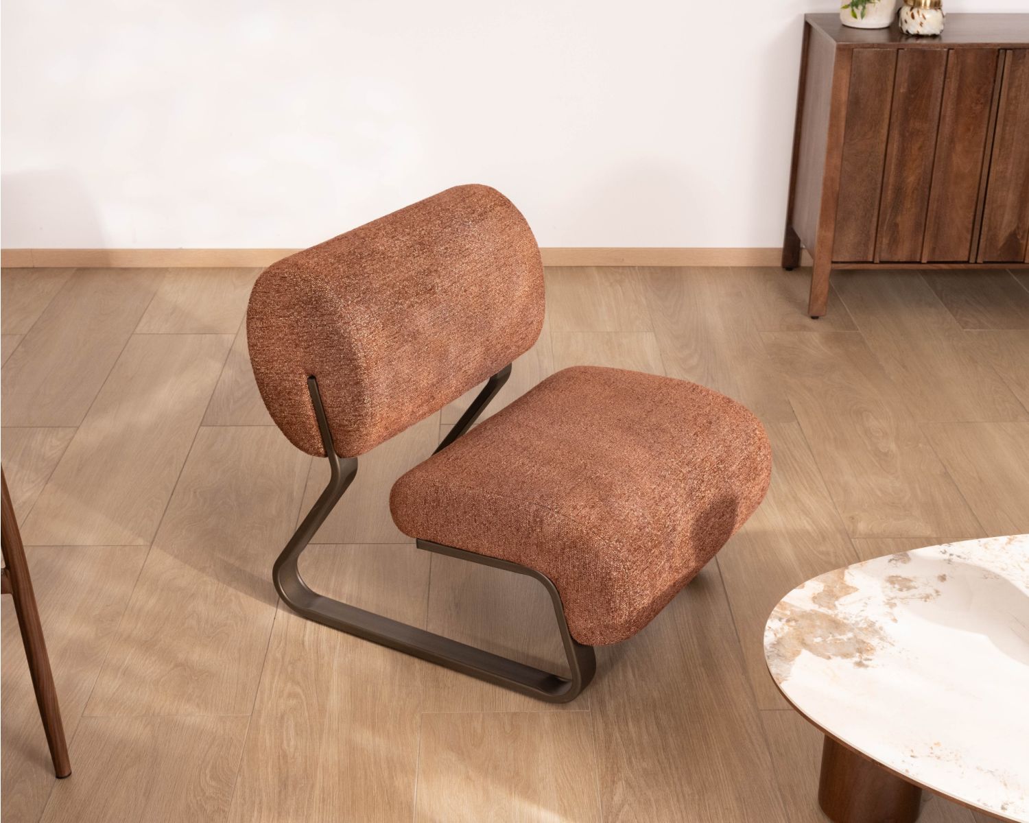 Fauteuil design rétro terracotta "Luno" en tissu bouclette et structure métal bronze