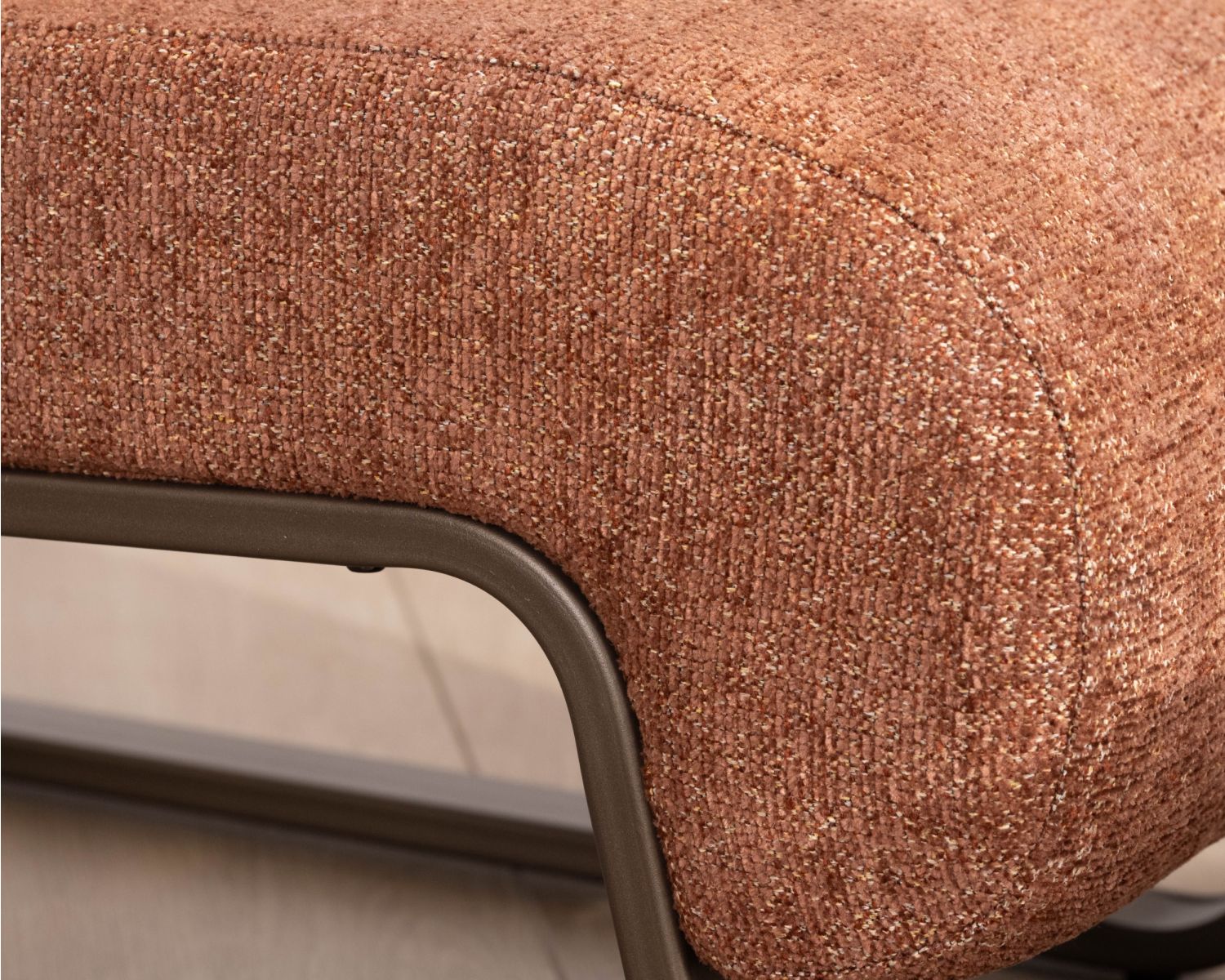 Fauteuil design rétro terracotta "Luno" en tissu bouclette et structure métal bronze