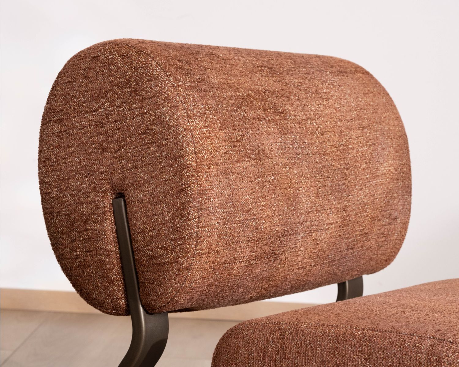 Fauteuil design rétro terracotta "Luno" en tissu bouclette et structure métal bronze
