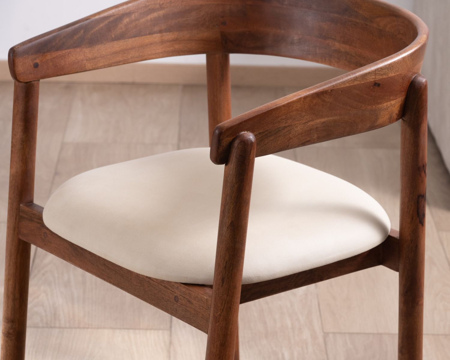 Chaise de repas style rétro "Polo" en manguier et assise tissu blanc