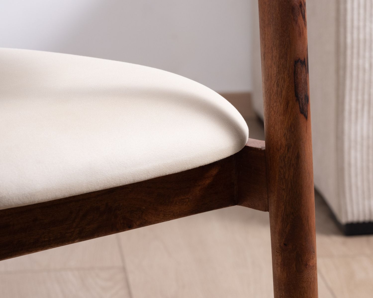 Chaise de repas style rétro "Polo" en manguier et assise tissu blanc