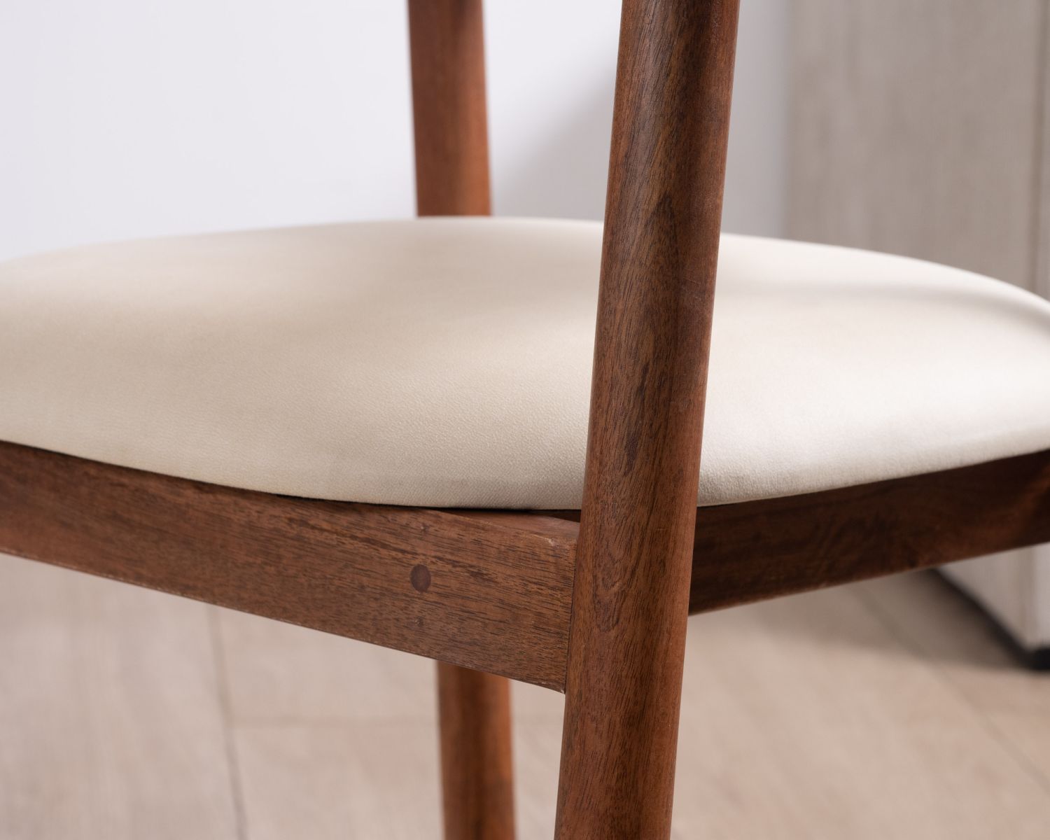 Chaise de repas style rétro "Polo" en manguier et assise tissu blanc