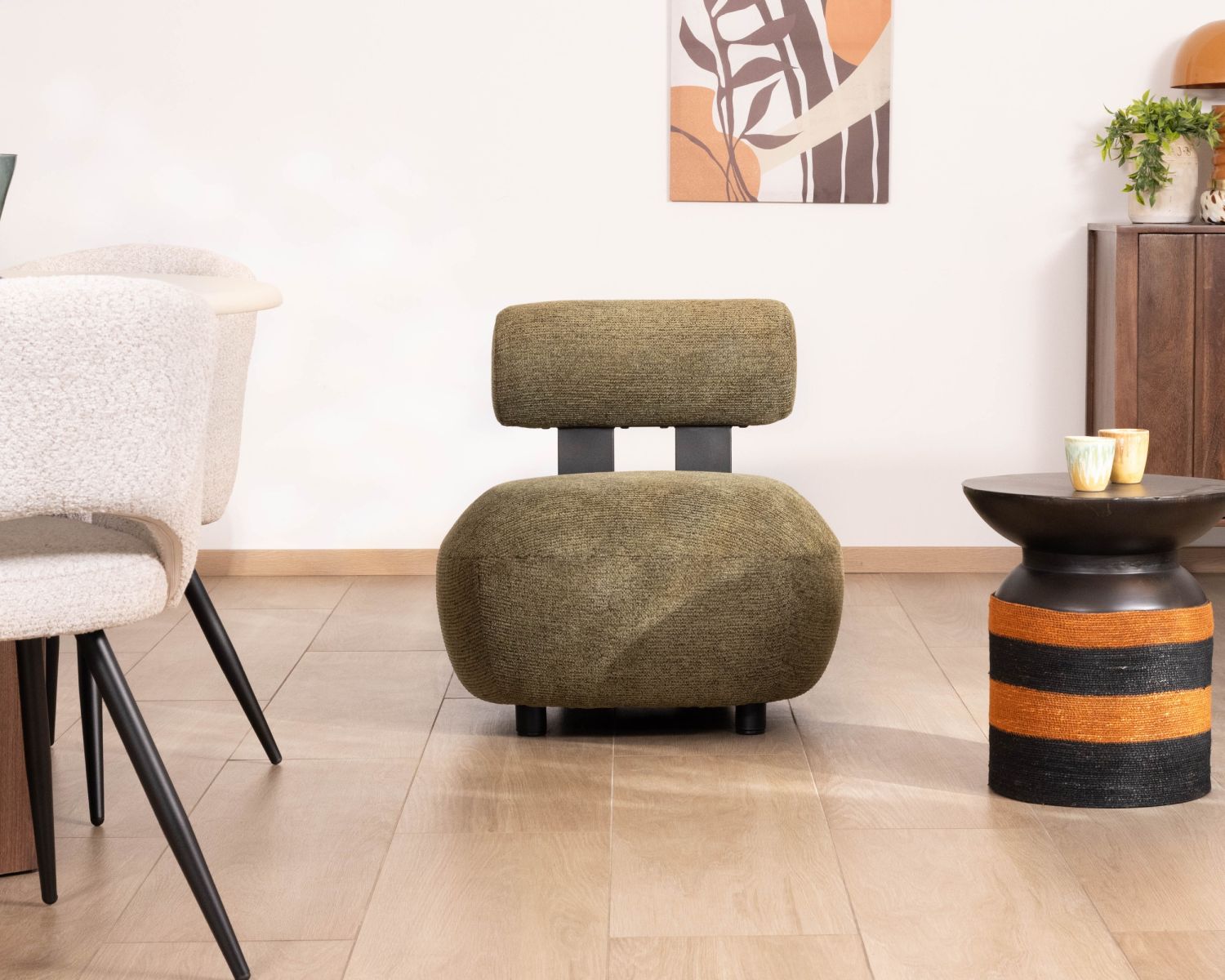 Fauteuil bas design moderne et organique en tissu bouclette kaki "Luno"