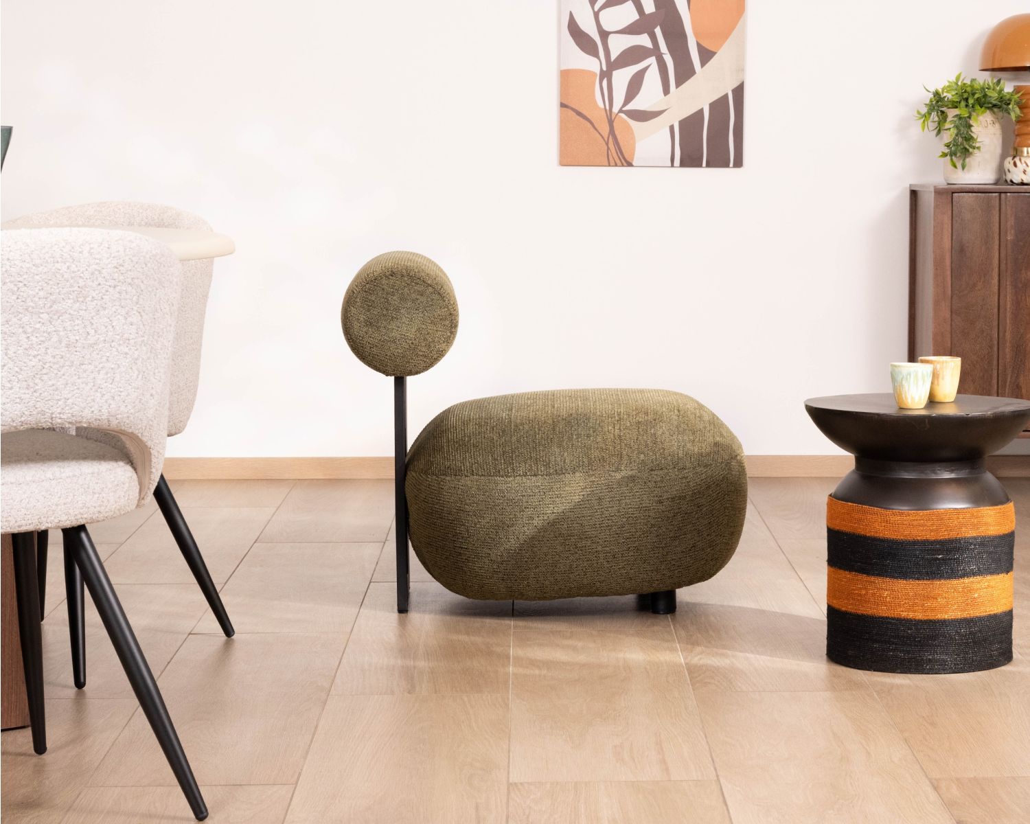 Fauteuil bas design moderne et organique en tissu bouclette kaki "Luno"