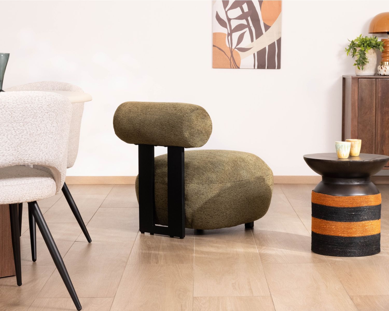 Fauteuil bas design moderne et organique en tissu bouclette kaki "Luno"