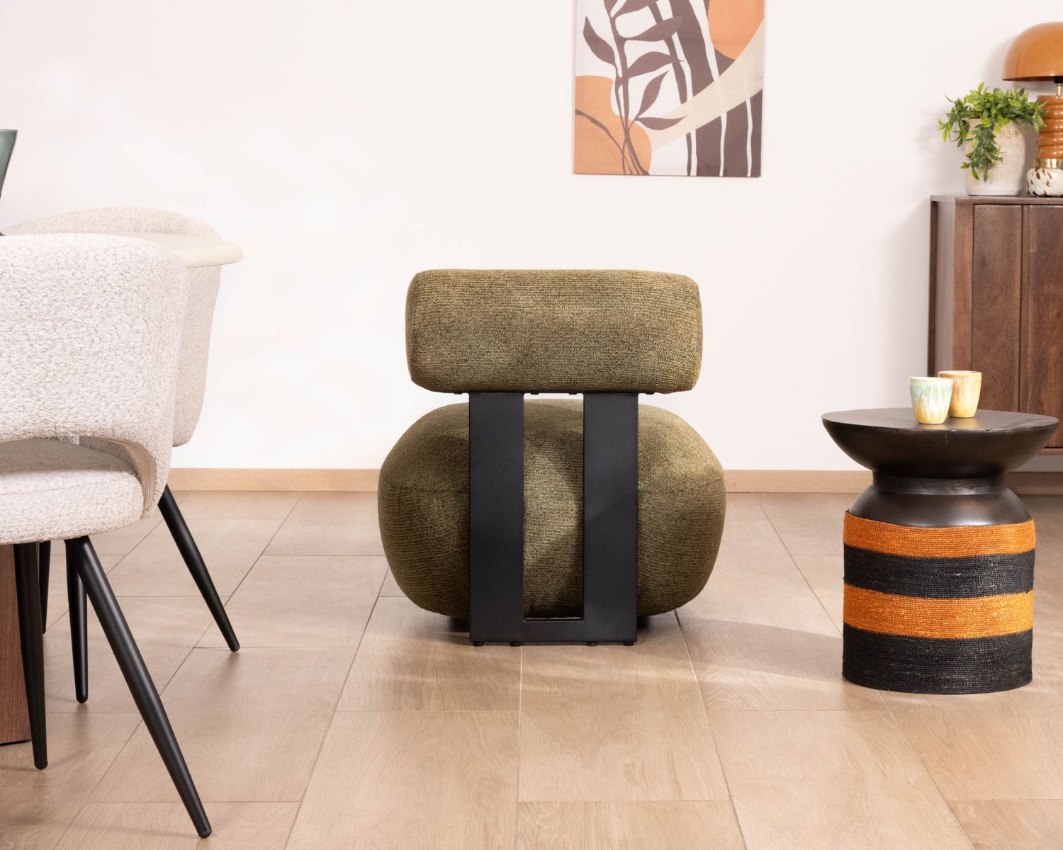 Fauteuil bas design moderne et organique en tissu bouclette kaki "Luno"