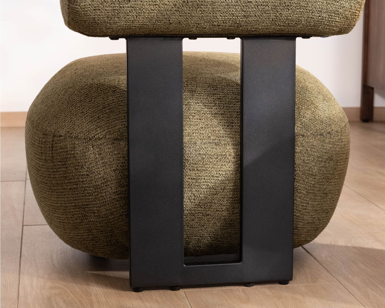 Fauteuil bas design moderne et organique en tissu bouclette kaki "Luno"