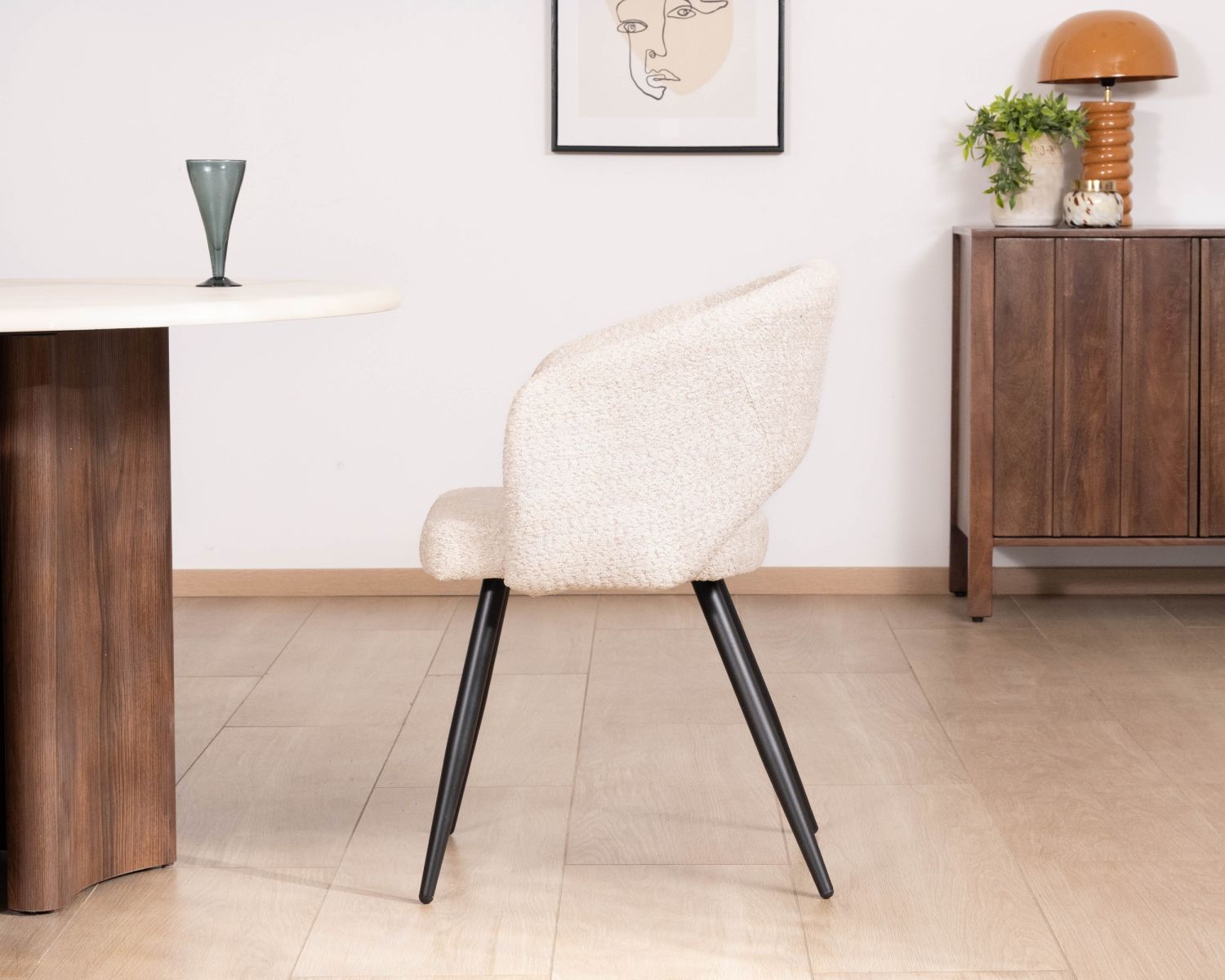 Lot de 2 chaises esprit newtro en tissu bouclettes blanc cassé et pieds métal noir "Sonate"