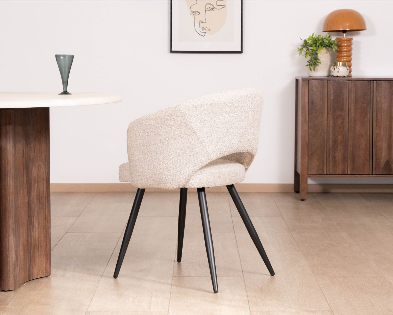 Lot de 2 chaises esprit newtro en tissu bouclettes blanc cassé et pieds métal noir "Sonate"