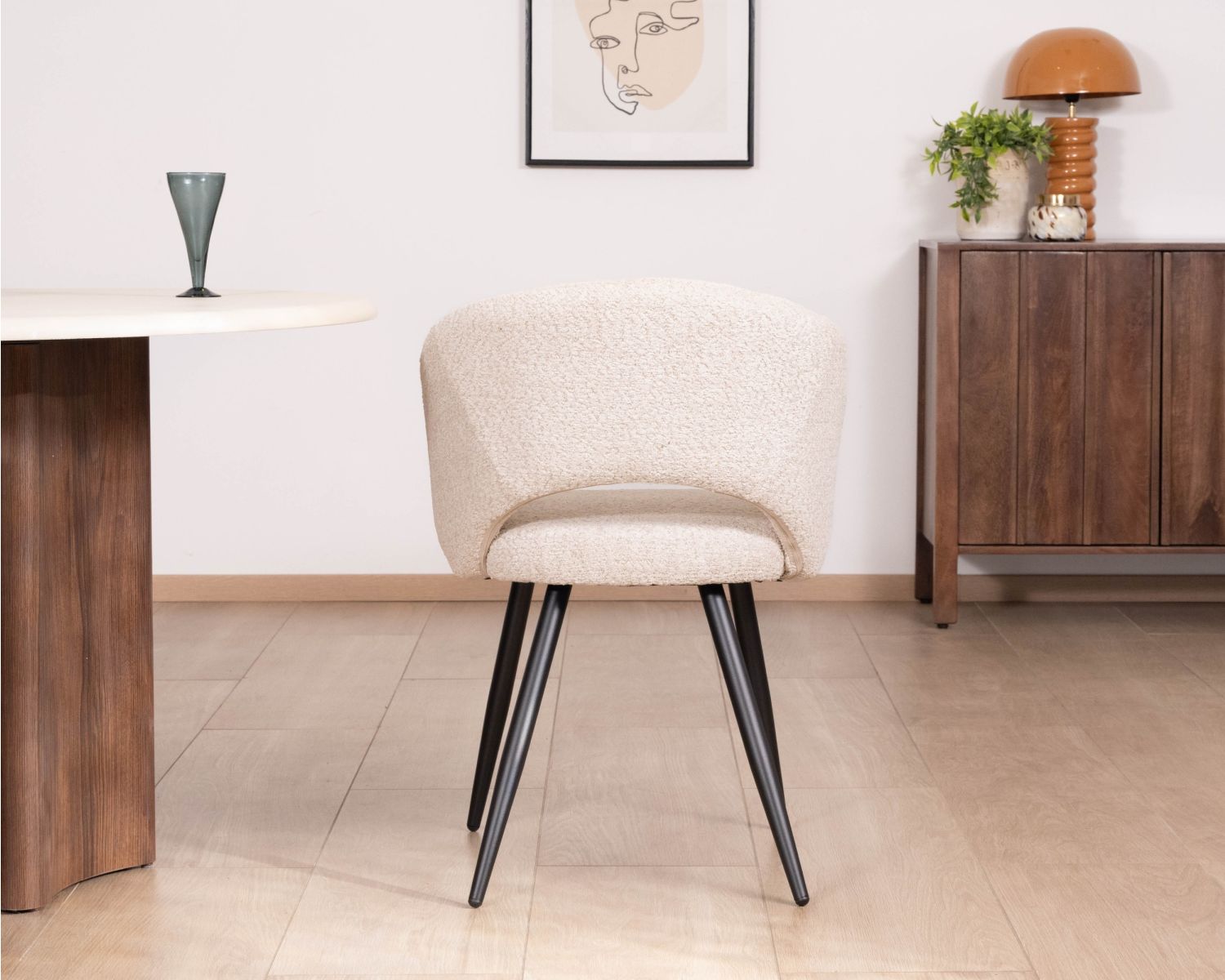 Lot de 2 chaises esprit newtro en tissu bouclettes blanc cassé et pieds métal noir "Sonate"