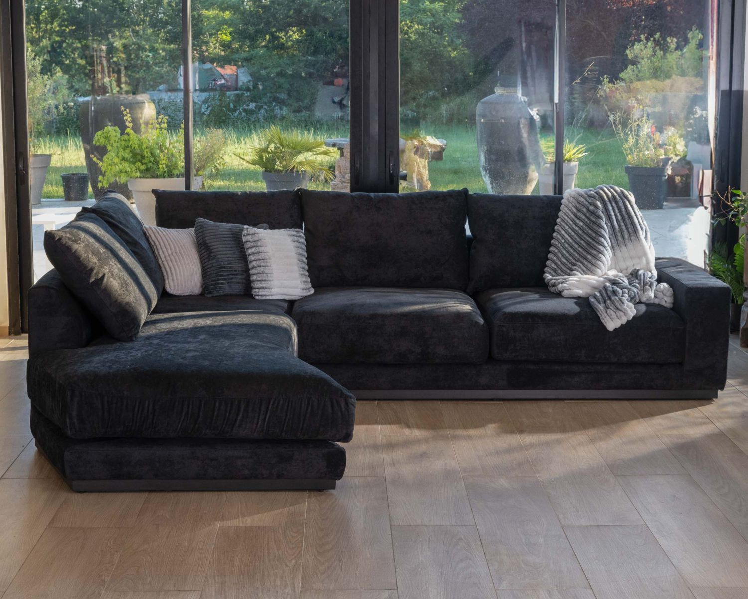 Canapé confort en velours lisse anthracite avec méridienne design "Cyrano"