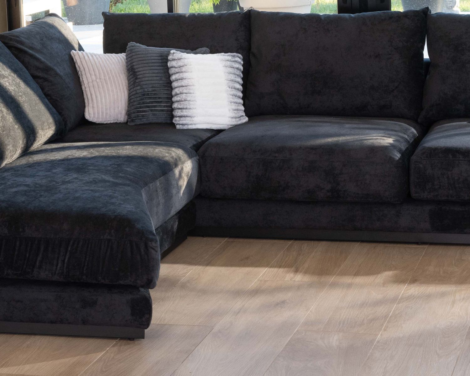 Canapé confort en velours lisse anthracite avec méridienne design "Cyrano"