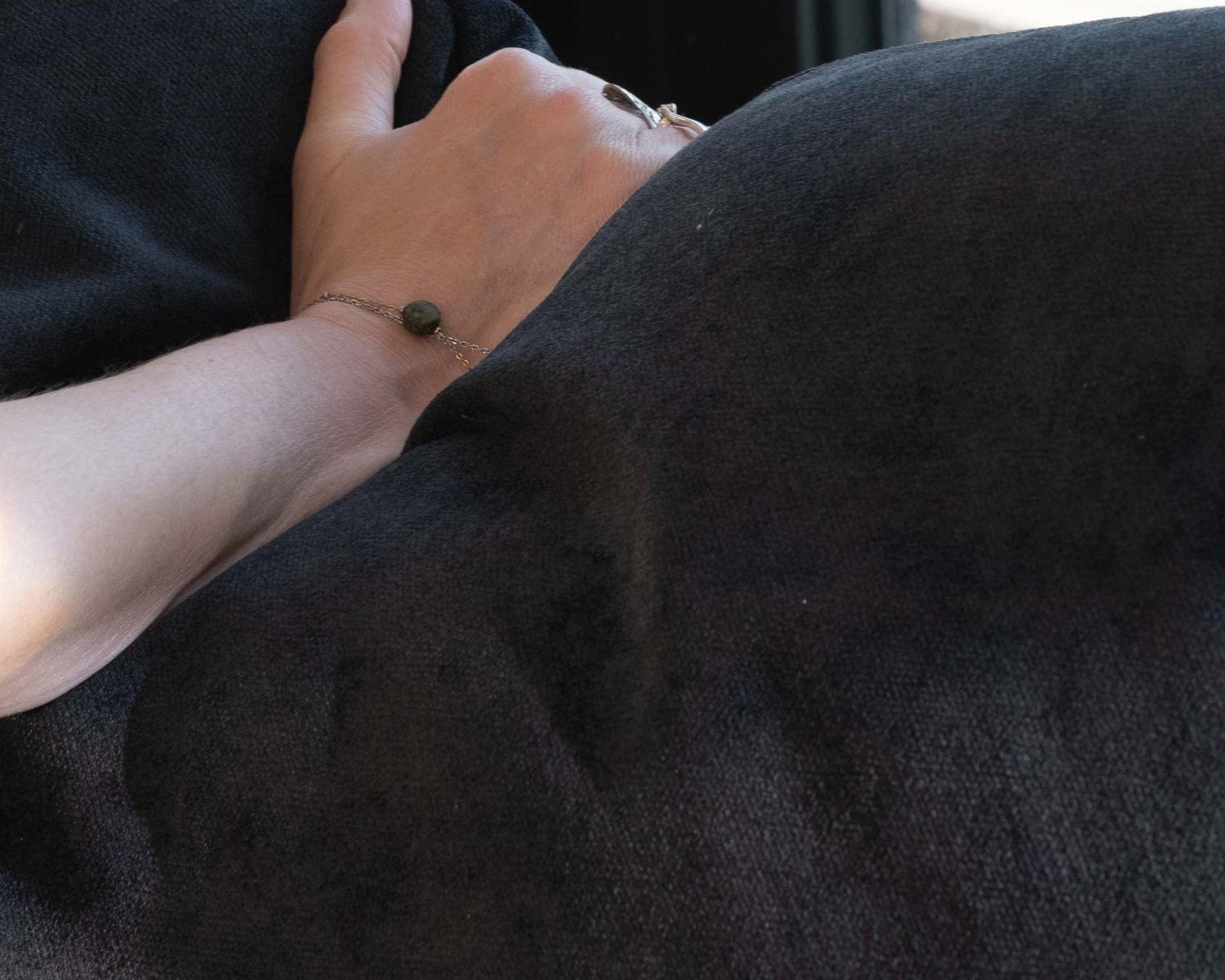 Canapé confort en velours lisse anthracite avec méridienne design "Cyrano"