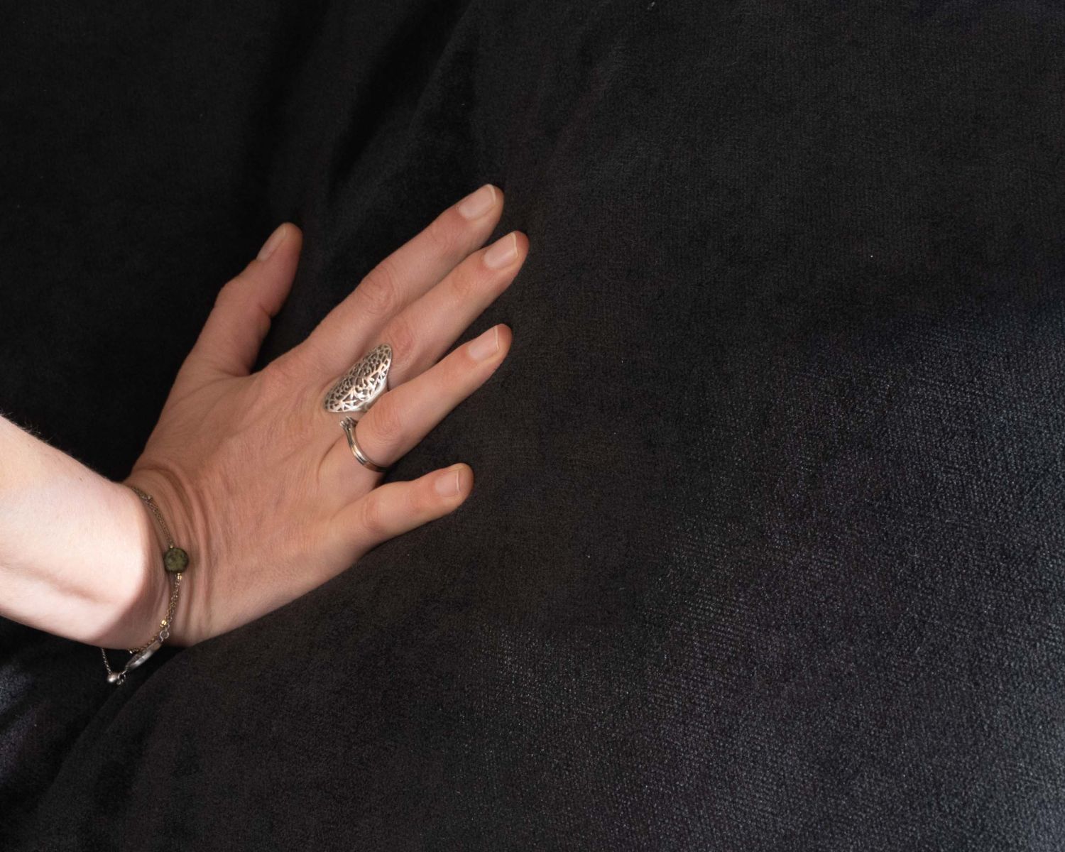 Canapé confort en velours lisse anthracite avec méridienne design "Cyrano"