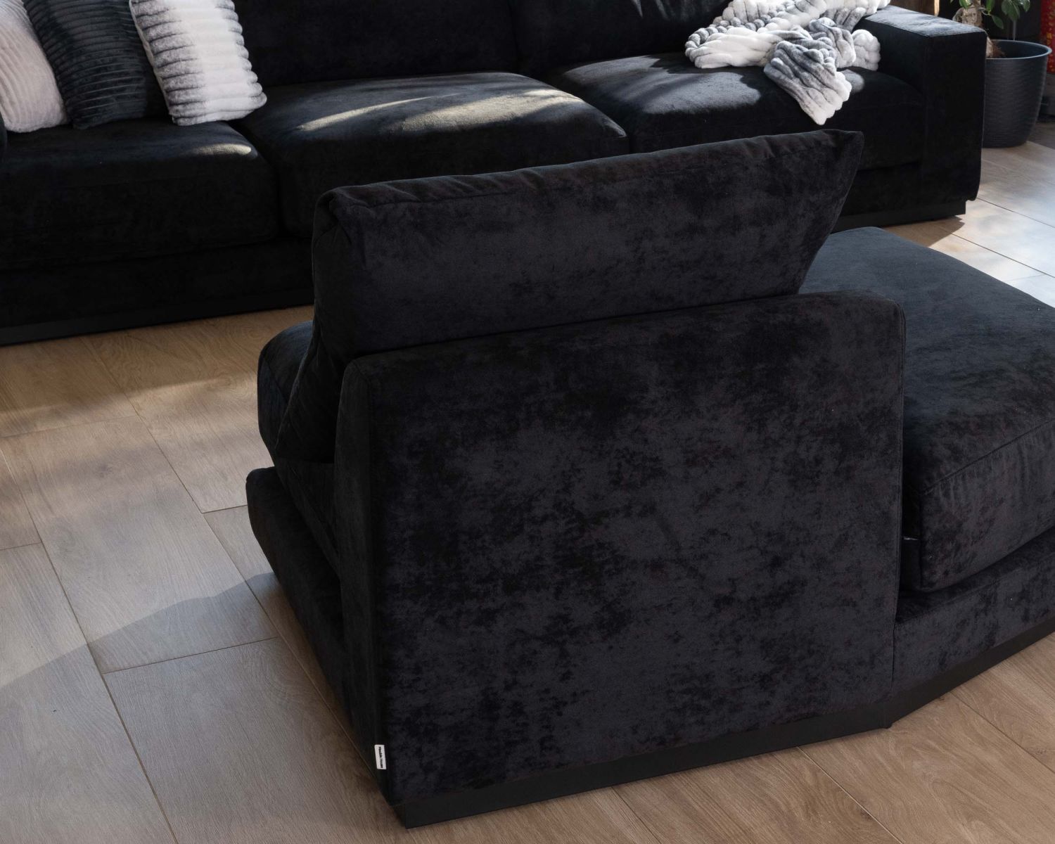 Canapé confort en velours lisse anthracite avec méridienne design "Cyrano"