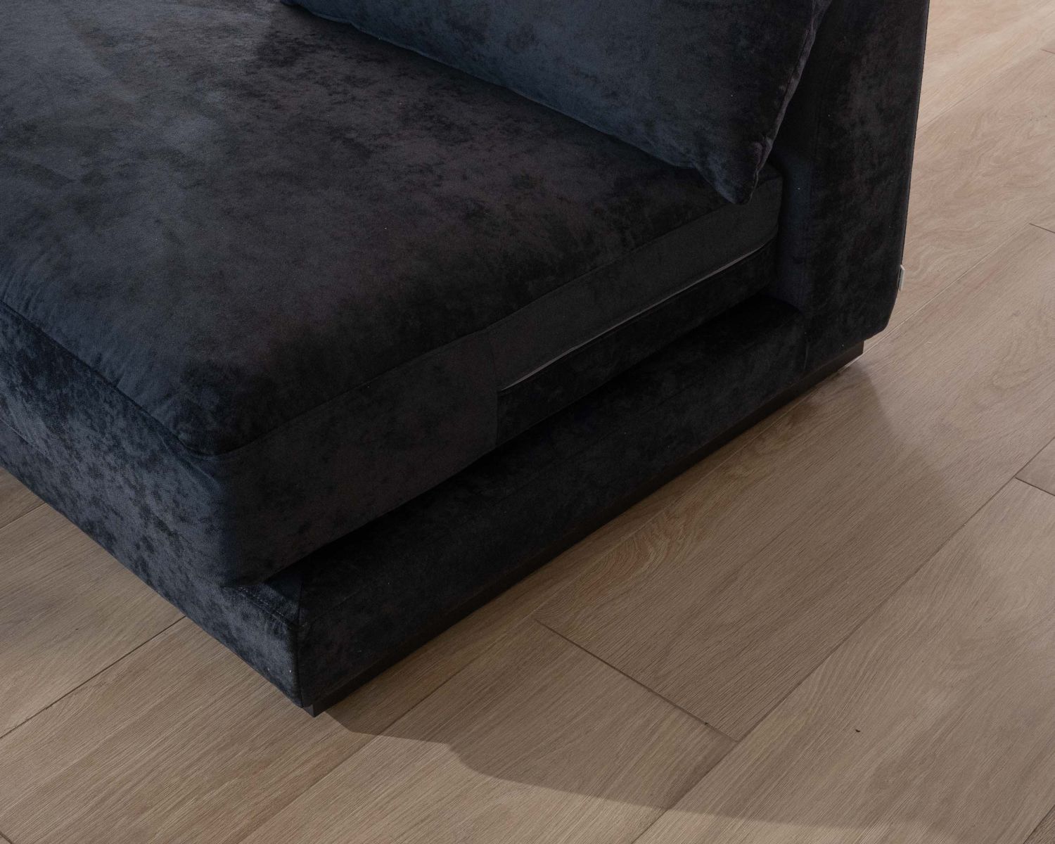 Canapé confort en velours lisse anthracite avec méridienne design "Cyrano"