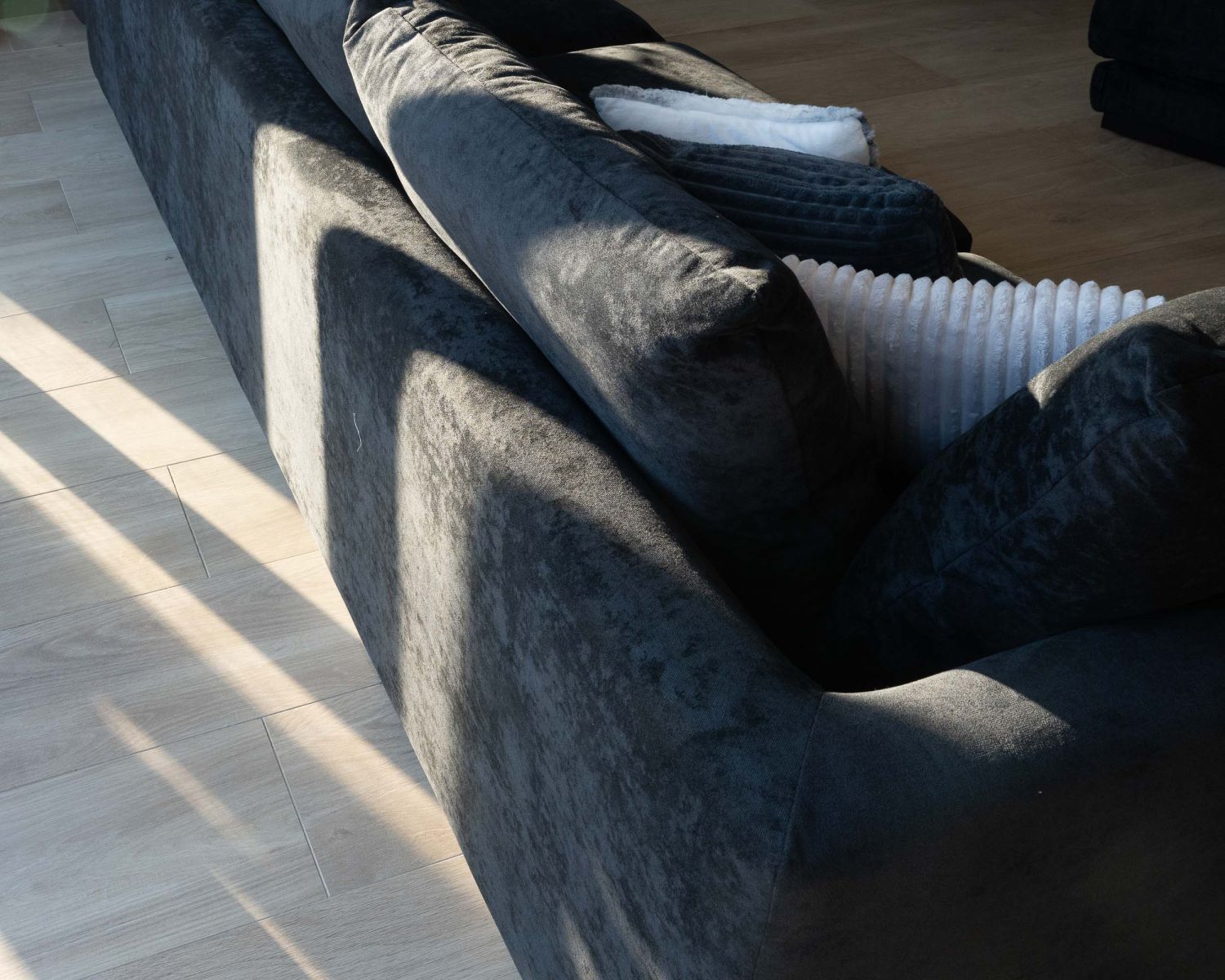 Canapé confort en velours lisse anthracite avec méridienne design "Cyrano"