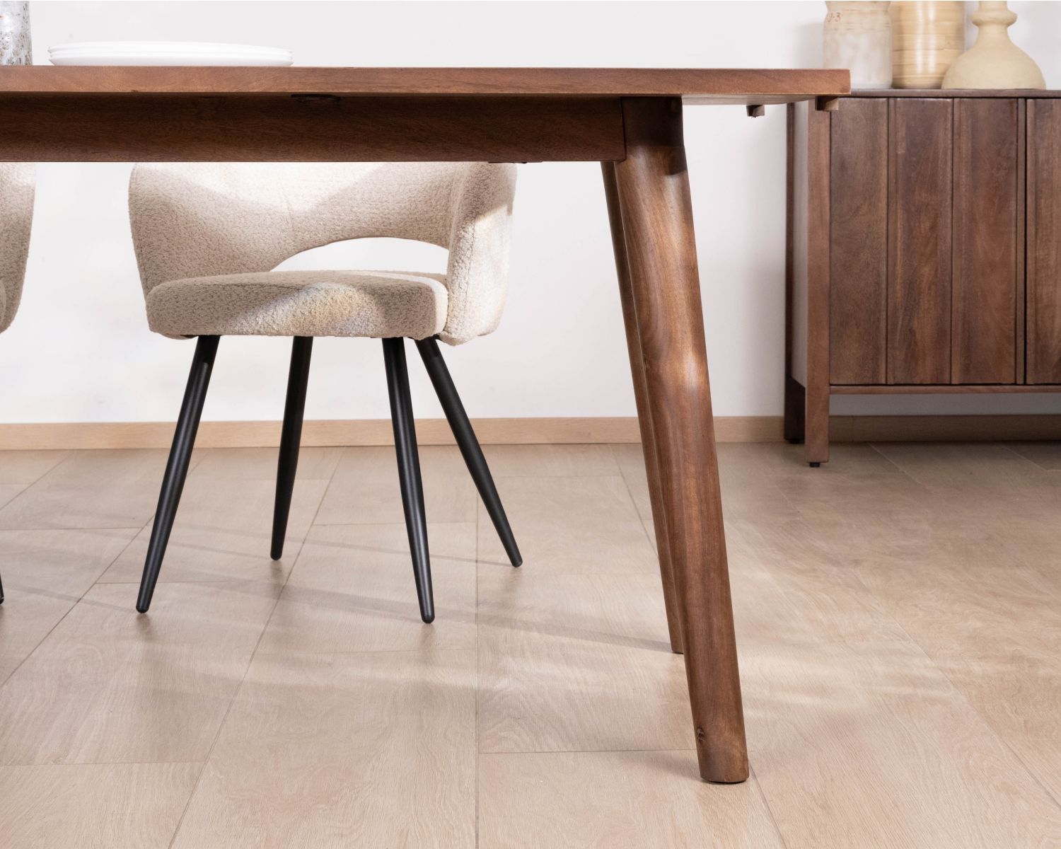 Table de repas extensible 180 cm "Odessa" en manguier massif teinte noyer