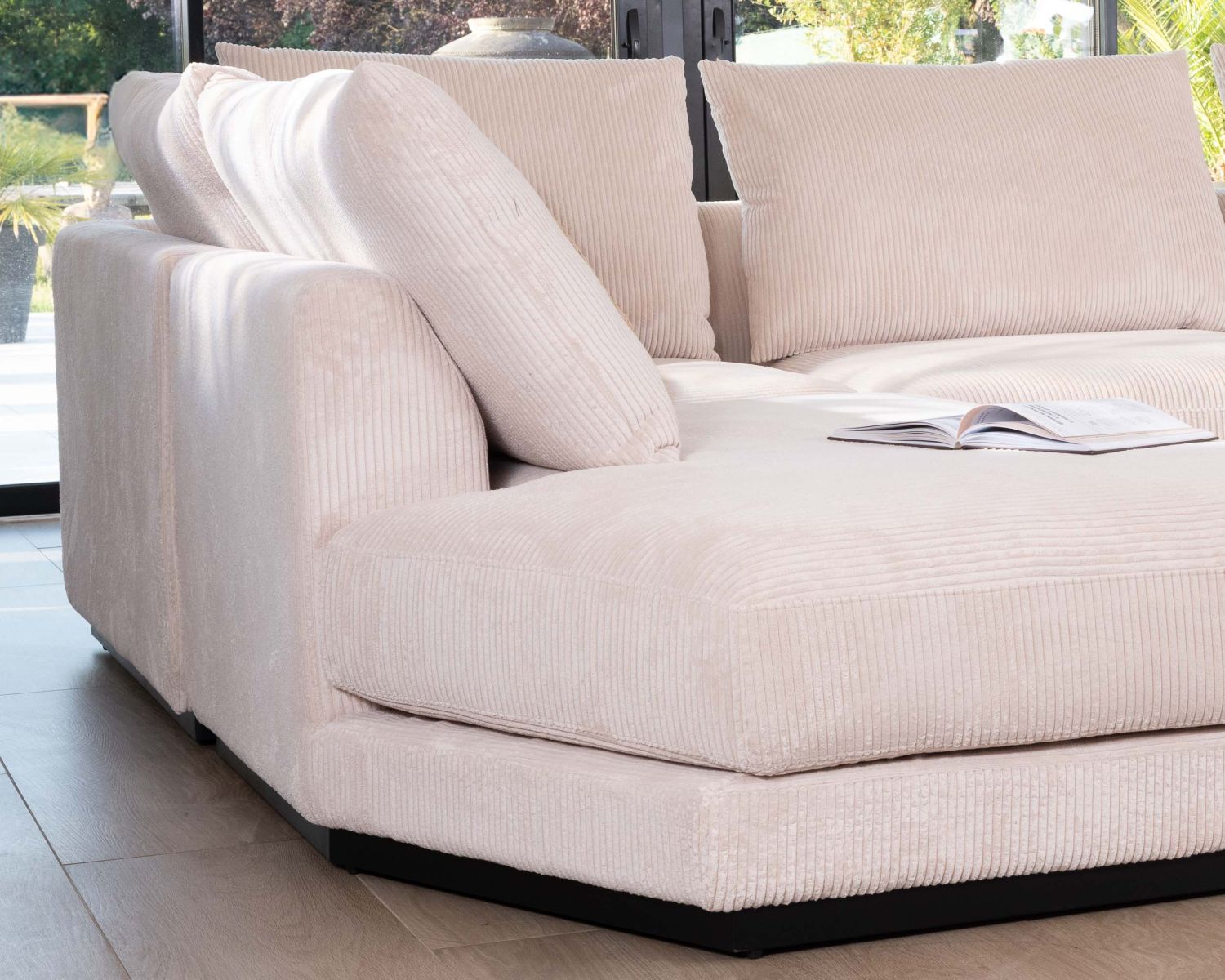 Canapé confort en velours côtelé beige avec méridienne design "Cyrano"