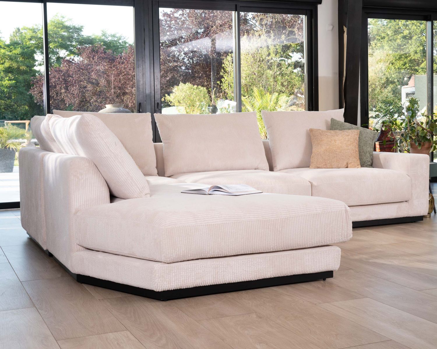 Canapé confort en velours côtelé beige avec méridienne design "Cyrano"