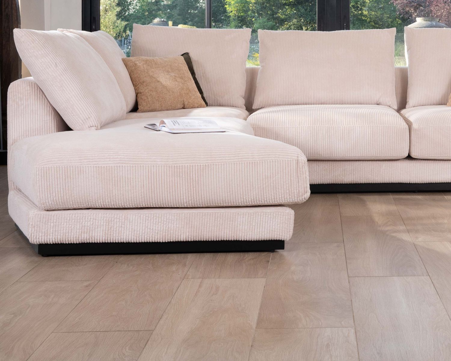 Canapé confort en velours côtelé beige avec méridienne design "Cyrano"