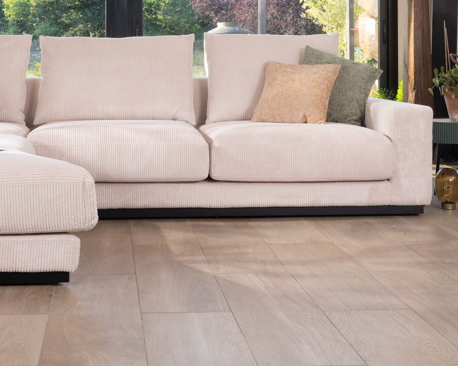 Canapé confort en velours côtelé beige avec méridienne design "Cyrano"